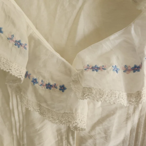 White Ruffle Floral Blue Embroidery Puff Sleeve Blouse - Picture 3 of 5